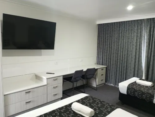 Big Valley Lakeside Paradise Motor Inn - Bãi đậu xe