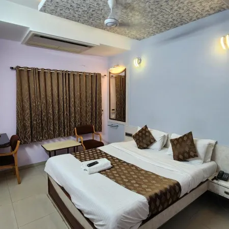 Hotel Aishwarya فنادق في سولابور