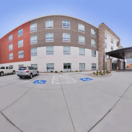 Holiday Inn Express & Suites OMAHA AIRPORT by IHG