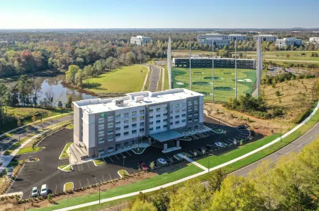 Holiday Inn Express & Suites Charlotte Southwest Отели рядом с достопримечательностью «Piedmont Prairie Trail - McDowell Nature Preserve»