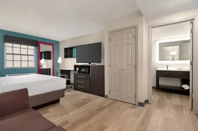 La Quinta Inn by Wyndham Columbus Airport Area Hotels near Staples
