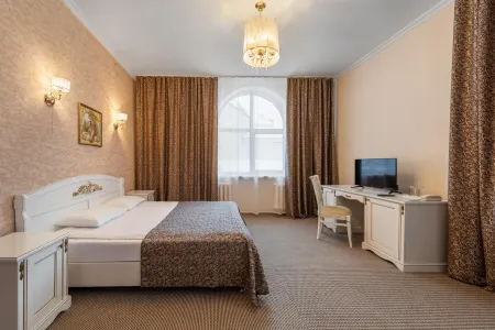 Версаль Отели рядом с достопримечательностью «Памятник "Продавец и покупатель"»