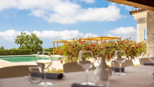 Velanera Hotel & Restaurant فنادق في Liznjan