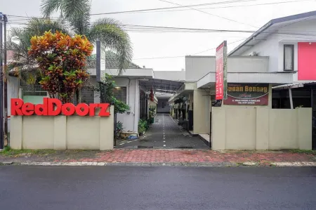 RedDoorz Syariah @ Sunan Bonang Magelang Отели рядом с достопримечательностью «Statue of Prince Diponegoro»