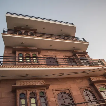 Jee Ri Haveli Отели рядом с достопримечательностью «Башня с часами Ghanta Ghar»
