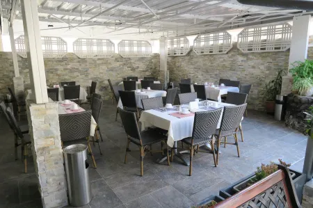 Central Hotel Отели рядом с достопримечательностью «senteur blanc Woods»