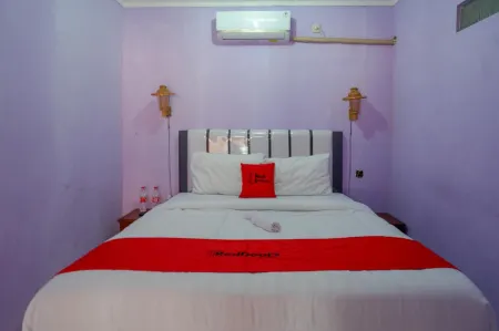 RedDoorz Near Goa Jatijajar 2 Отели в г. Kroya