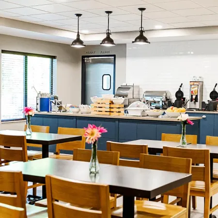 Country Inn & Suites by Radisson, Appleton Airport - Fox River Mall Area