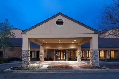 Courtyard Jackson Ridgeland Отели рядом с достопримечательностью «Dr A H McCoy Federal Building»