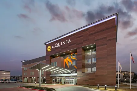 La Quinta Inn & Suites by Wyndham DFW West-Glade-Parks Отели в г. Юлесс