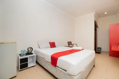 RedDoorz Plus @ Gunungsari Surabaya Các khách sạn ở Karangpilang