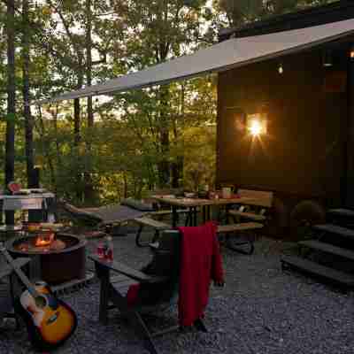 Postcard Cabins Hill Country Hotel Exterior