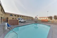 Rodeway Inn Delano - parking