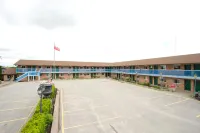Knights Inn Lindsay - Parking