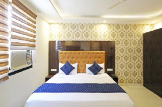 Hotel Seven Inn by R S Group New Delhi Airport