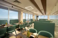 Le Crown Hotel - breakfast