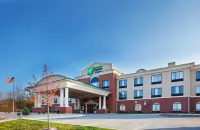 Holiday Inn Express & Suites Logansport فنادق في Eel Township