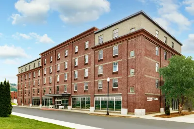 Courtyard Keene Downtown Отели рядом с достопримечательностью «Спортивная площадка Тодлер»