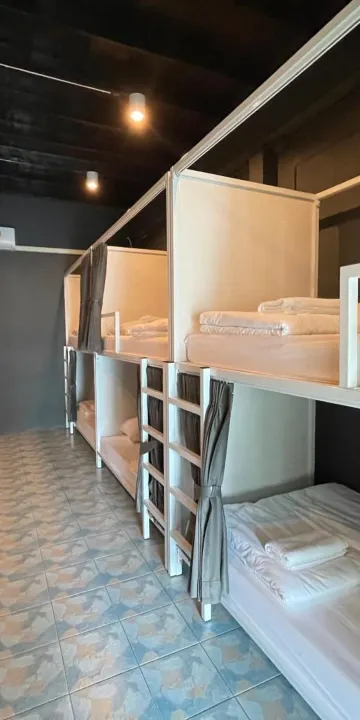 ห้องเตียงเดี่ยวพร้อมเครื่องปรับอากาศ