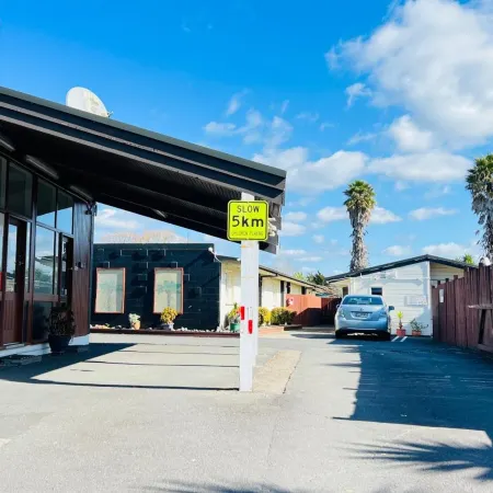 18th Avenue Thermal Motel Отели рядом с достопримечательностью «Парк Мемориал»