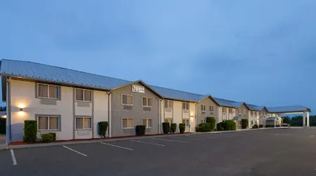 Spark by Hilton West Coxsackie Отели рядом с достопримечательностью «Гудзон»