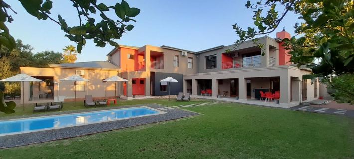 Karoo Sun Boutique Guest House โรงแรมในอูดต์ชูร์น