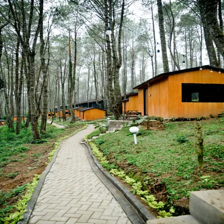 Great Panorama Lodge & Camp by Mhm Отели рядом с достопримечательностью «Kiara Pool Ciater Spa Resort»