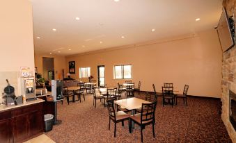 Cobblestone Inn & Suites - Denison | Oak Ridge