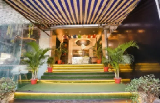 Fabexpress White House Hoteles cerca de Sri Sri Radha Madanmohan Temple