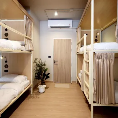 Au Luna Bangkok Hostel Отели рядом с достопримечательностью «Храм Ват Пхо»