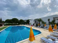 Palm Club Apart Otel فنادق في Bayraklidede Mahallesi