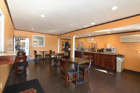 米德韋斯特城速8酒店