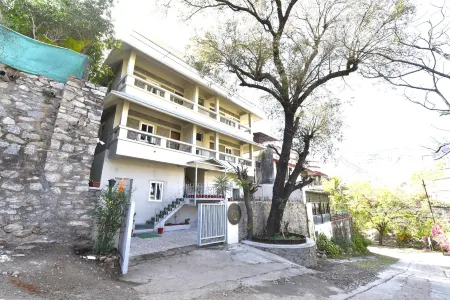 FabExpress Bungalow 14 Отели рядом с достопримечательностью «Guru Sikhar»