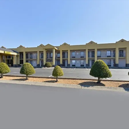 Super 8 by Wyndham Clarksville Northeast