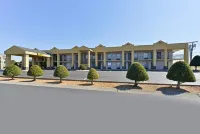 Super 8 by Wyndham Clarksville Northeast