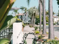 Pacific Crest Hotel Hotels near Les Marchands