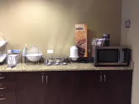 Microtel Inn & Suites by Wyndham Mineral Wells/Parkersburg - breakfast