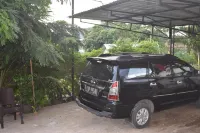 Four-G Homestay & Komodo Tour - Parkplatz