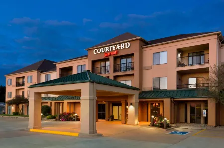 Courtyard Bloomington Normal Отели в г. Нормал