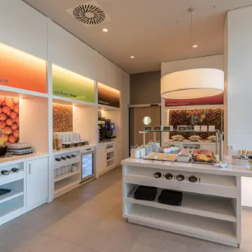 Hampton by Hilton Freiburg Отели рядом с достопримечательностью «Река Дреизам»