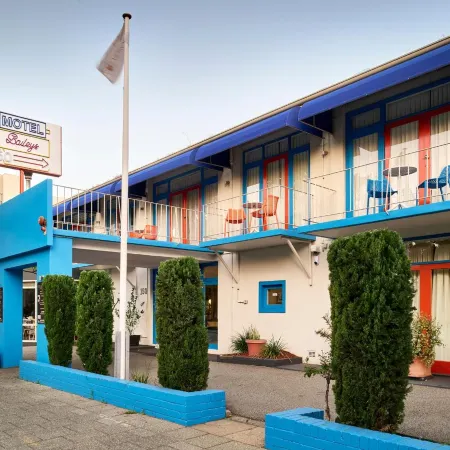 Baileys Parkside Motel by VetroBlu