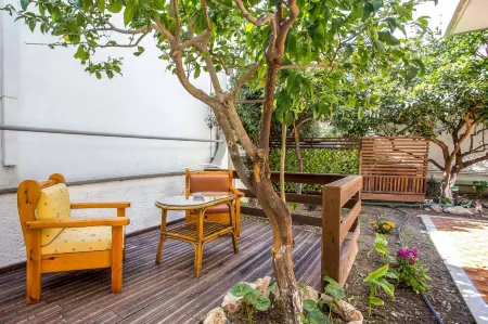 Takis Hotel Apartments Отели рядом с достопримечательностью «Anthony Quinn Bay»