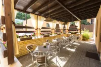 Staryij Dvorik na Mopra Hotel