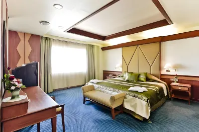 Charoen Hotel Hoteles cerca de Wat Pradu Kham Tha Netnimit