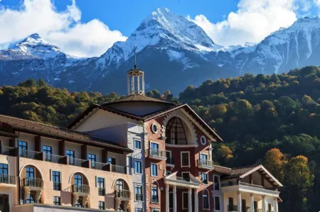 Courtyard by Marriott Sochi Krasnaya Polyana (Кортъярд Марриотт Сочи Красная Поляна) Отели рядом с достопримечательностью «Смотровая поляна 960»