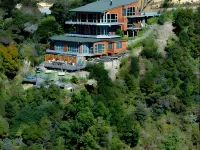 Cliff Edge by the Sea Hoteles en Opua