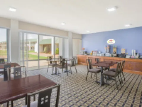 Super 8 by Wyndham Brinkley Hotels in Brinkley