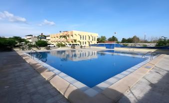 Island Tropic Hotel and Restaurant