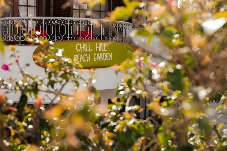 Ericeira Chill Hill Hostel & Private Rooms - Peach Garden