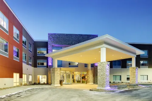 Holiday Inn Express & Suites GALESBURG by IHG - parking